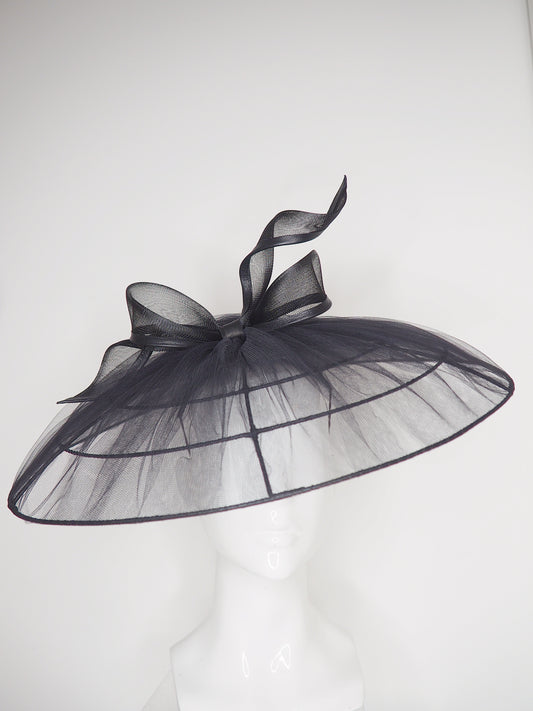 Touch of tulle - XL wirework tulle brim with wired bow