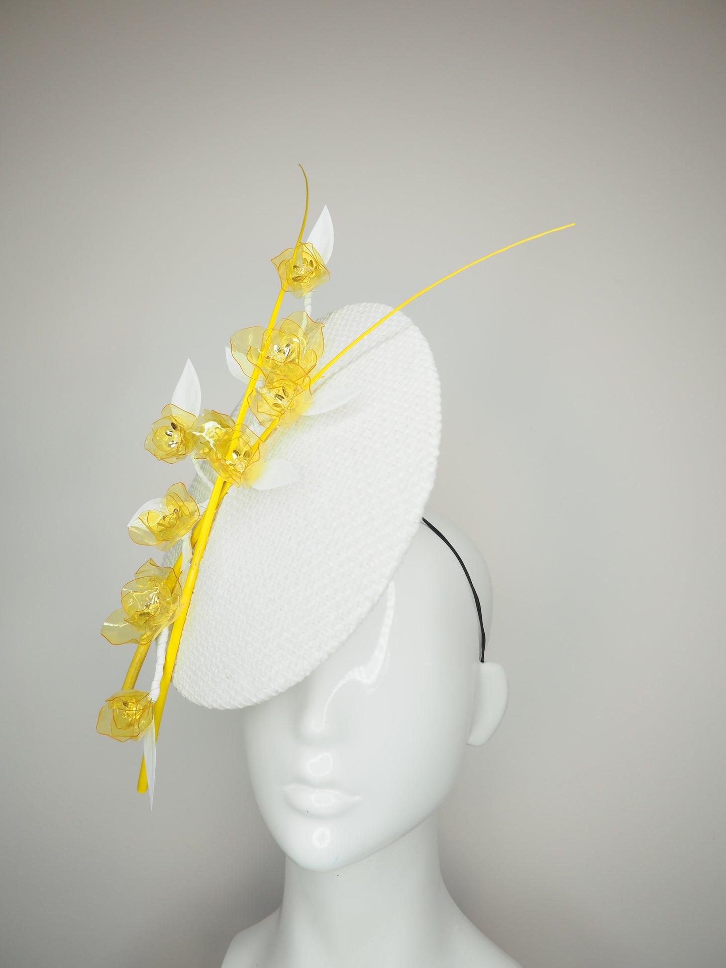 Snow buttercup - White raffia disc with golden yellow crystoform buttercups